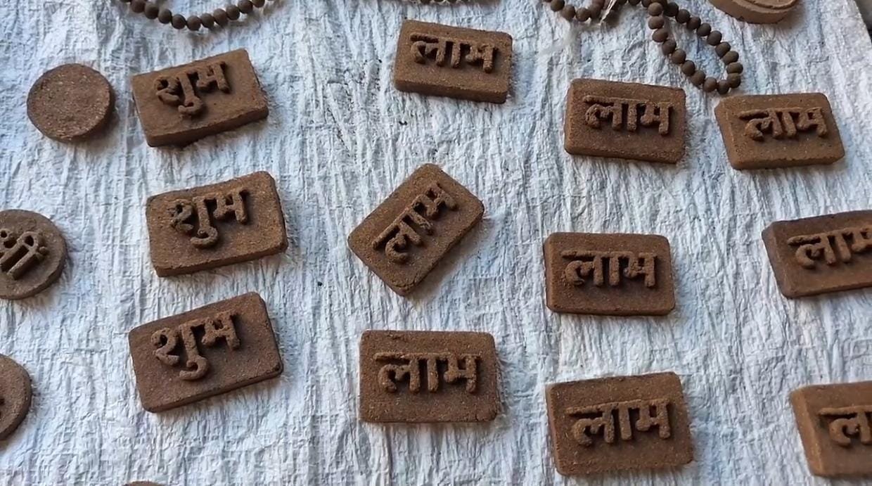 ગાયના છાણમાંથી બનાવે આકર્ષક દીવડા અને કોડિયાં, ઝરખીયા ગામના દંપતીની અનોખી પહેલ બની આકર્ષણનું કેન્દ્ર