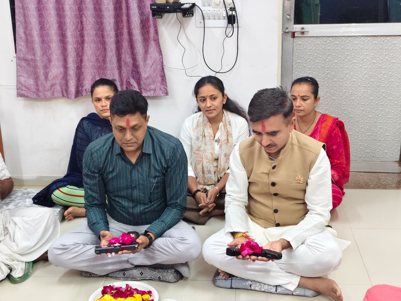સાવરકુંડલા રૂરલ પોલીસ સ્ટેશનમાં દશેરા નિમિત્તે શસ્ત્ર પૂજન, પોલીસ ઇન્સ્પેક્ટર સહિત સ્ટાફે ધાર્મિક વિધિમાં ભાગ લીધો