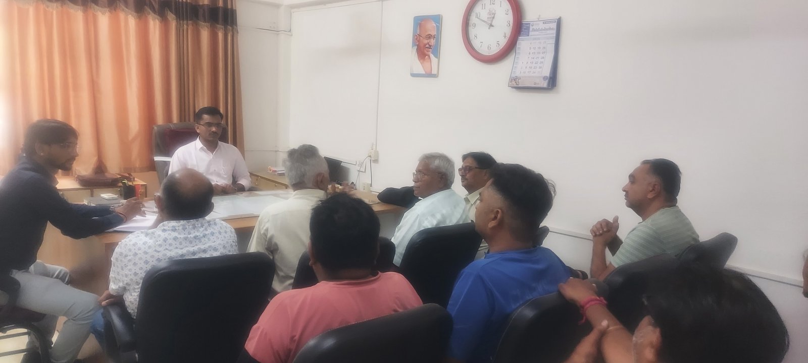 દિવાળી પર્વ નિમિત્તે સાવરકુંડલામાં મામલતદાર ની અધ્યક્ષતામાં બેઠક યોજાઈ: મિઠાઈ-ફરસાણ રાહત ભાવે આપવા વેપારીઓનો સ્તુત્ય નિર્ણય