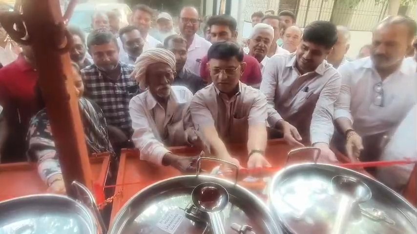 સાવરકુંડલાના દરબારગઢ ખાતે ‘શ્રમિક અન્નપૂર્ણા યોજના’નો શુભારંભ: ધારાસભ્ય મહેશભાઈ કસવાળા અને અગ્રણીઓની ઉપસ્થિતિ.