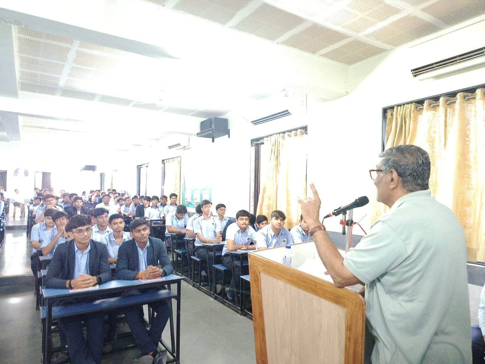 ગાંધી અને અર્થકારણ વિષય પર વ્યાખ્યાન ડો નાનકભાઈ ભટ્ટ નું અર્થવ્યવસ્થામાં માનવ મૂલ્યો મહત્વ અંગે મનનીય માર્ગદર્શન
