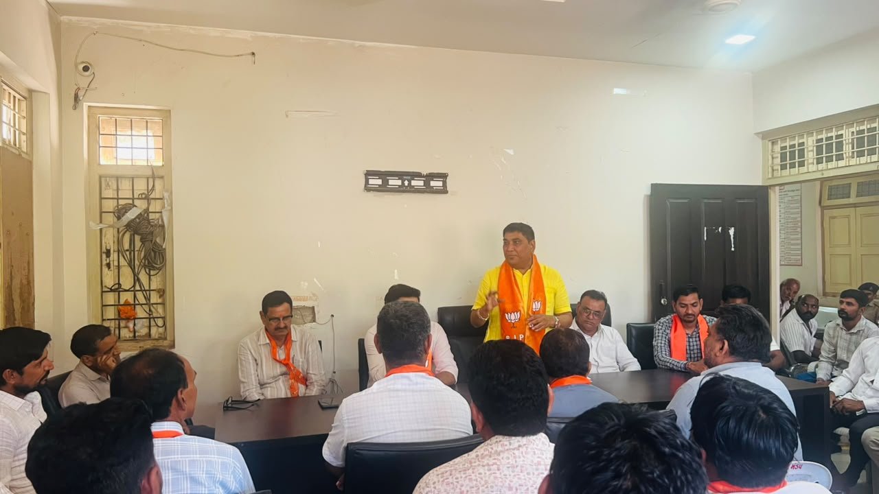દામનગર નગરપાલિકા સરકારી કચેરીમાં ભાજપની પક્ષીય બેઠક યોજાતા આમ આદમી પાર્ટી ના જે ડી કથીરિયા એ ઉઠાવ્યા સવાલો