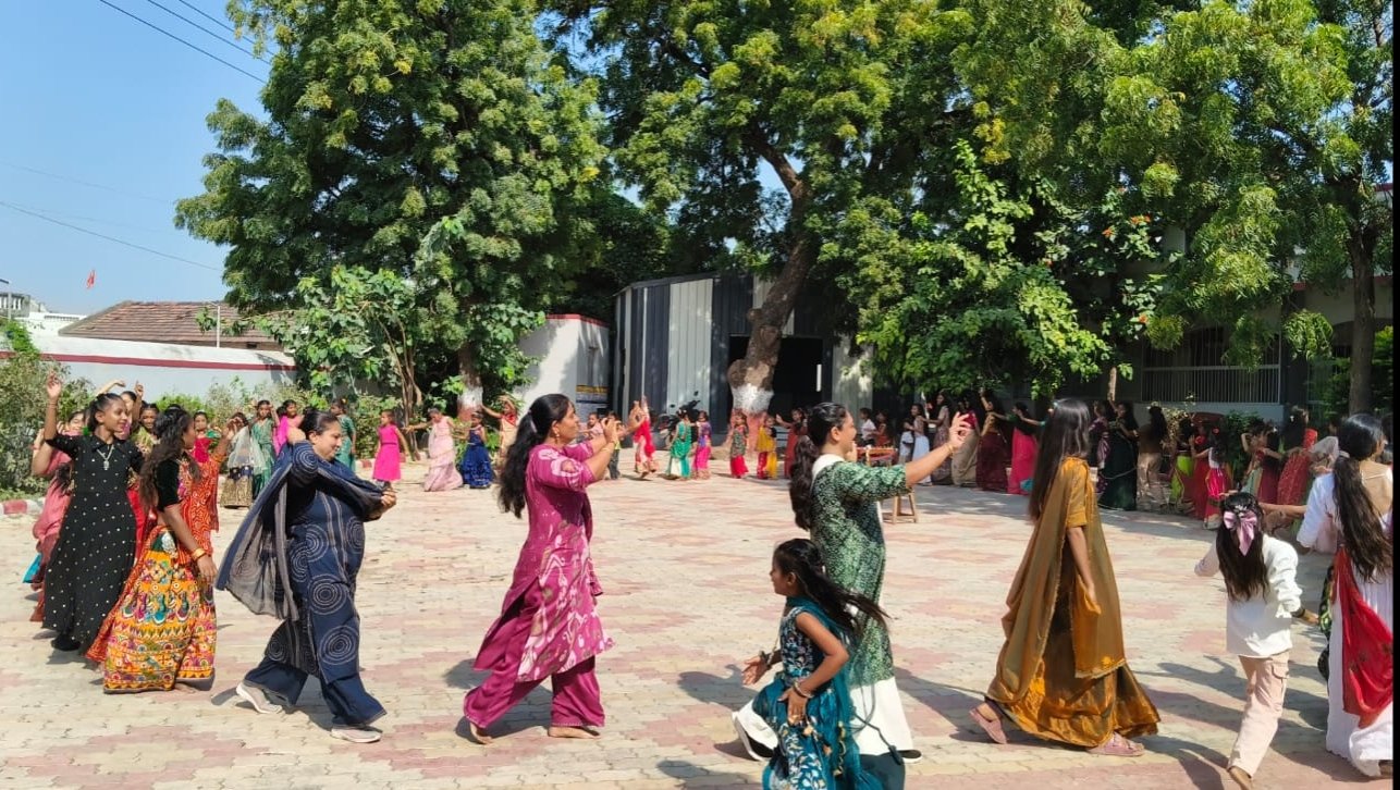 દેવભૂમિ દેવળીયા પ્રાથમિક શાળા તથા માધ્યમિક શાળા મળી શક્તિ અનુષ્ઠાન નવરાત્રી ને લઈ ગરબા નું આયોજન