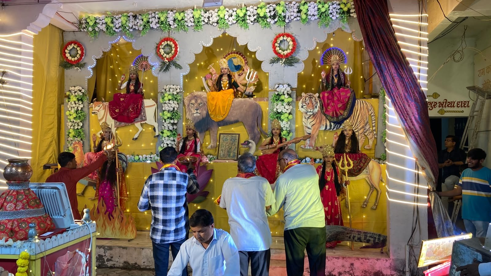 લબ્ધપ્રતિષ્ઠીત હિરા ઉદ્યોગપતિ શ્રી ઘનશ્યામભાઈ શંકર વર્ષોથી લાઠીની સામાજિક સંસ્થાઓ અને પરંપપરાગત ગરબી મંડળોને પ્રોત્સાહન
