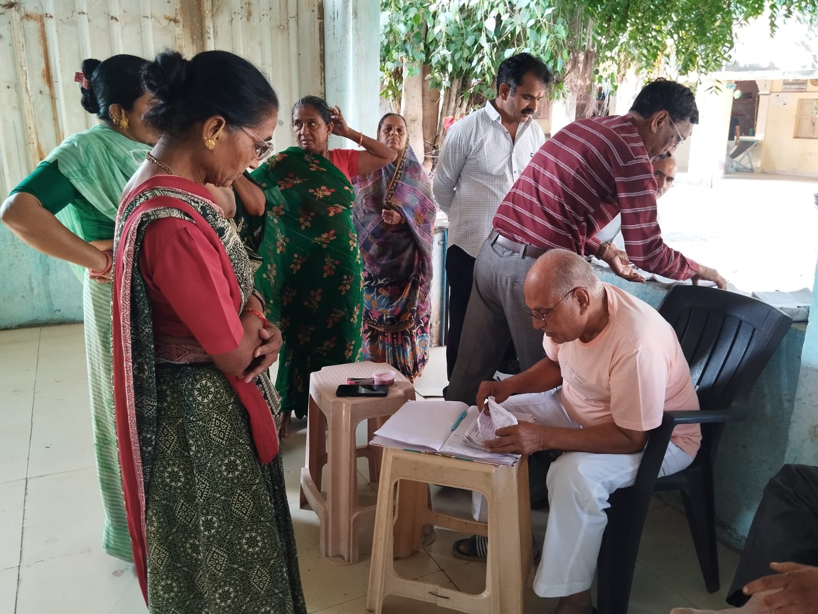 સાવરકુંડલાના હાથસણી રોડ પર આવેલ ઉતાવળા હનુમાન મંદિર ખાતે સર્વરોગ આયુર્વેદ નિદાન અને સારવાર કેમ્પ યોજાયો