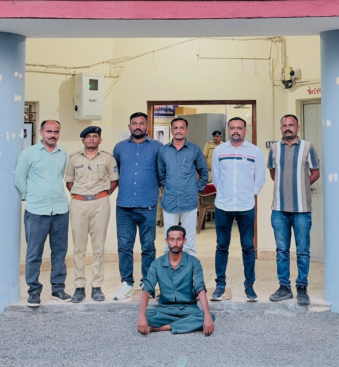 ડુંગર પો.સ્ટે. ના ખૂનના ગુનાના આરોપીને ગણતરીની કલાકોમાં પકડી પાડતી અમરેલી એલ.સી.બી. તથા ડુંગર પોલીસ ટીમ