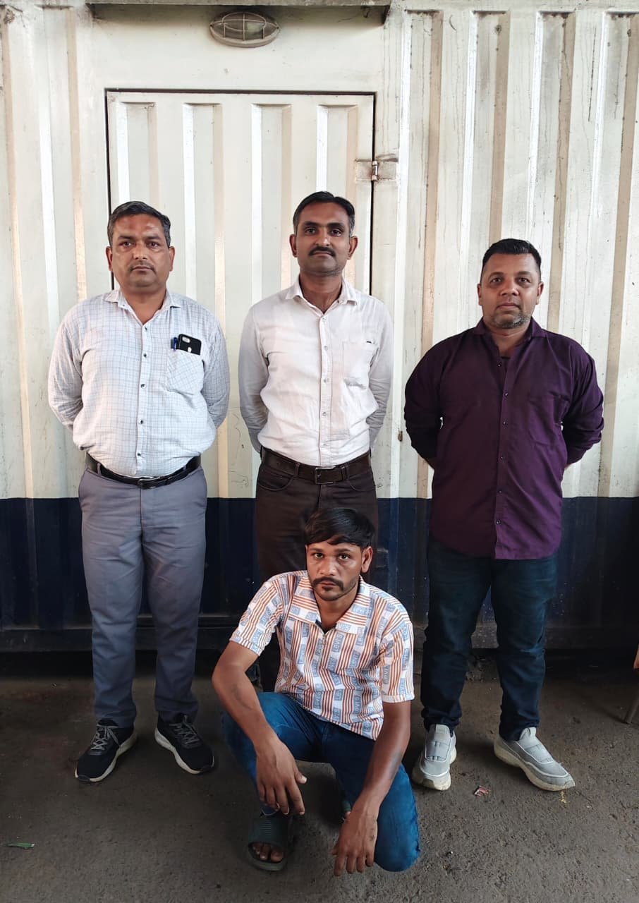 લાજપોર મધ્યસ્થ જેલ સુરત ખાતે બળાત્કારના કેસમાં આજીવન કેદની સજા ભોગવતા છેલ્લા “દોઢ માસથી” વચગાળાની જામીન રજા પરથી ફરાર થયેલ કેદીને પકડી પાડતી પેરોલ ફર્લો સ્કવોર્ડ અમરેલી