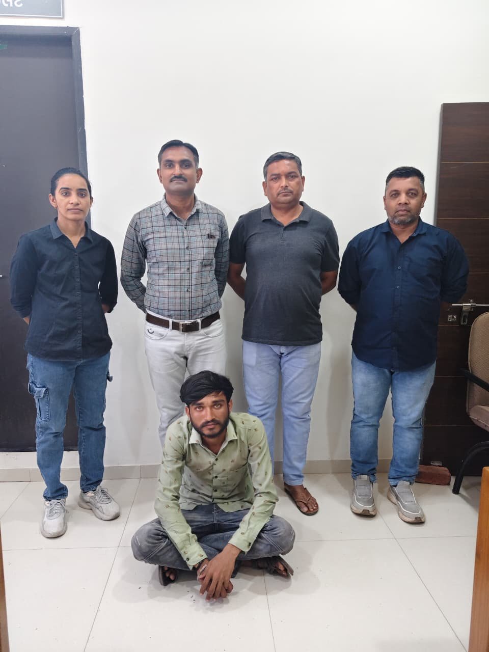 છેલ્લા ચાર માસથી ધારી પો.સ્ટે.ના અપહરણના ગુન્હામાં લીસ્ટેડ નાસતા ફરતા આરોપીને ભોગ બનનાર સાથે પકડી પાડતી પેરોલ ફર્લો સ્કવોર્ડ અમરેલી